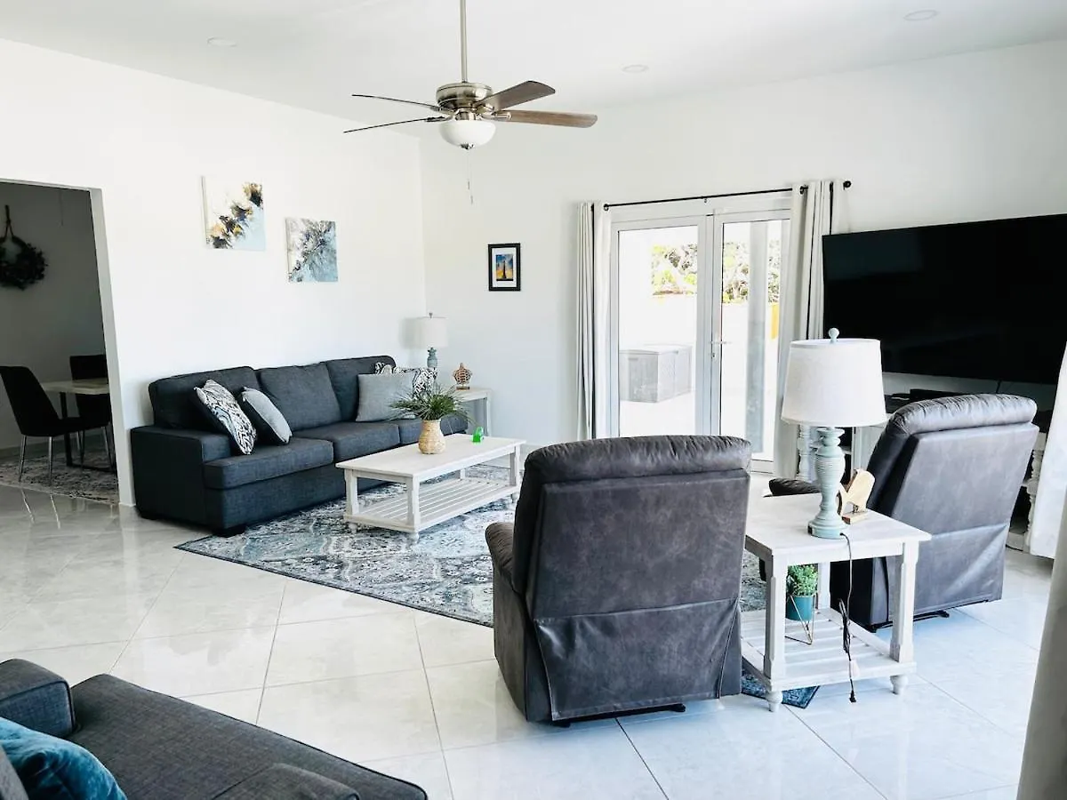Vila Caribbean Breeze-4 Bedroom 4 Ensuite Bathrooms Oranjestad